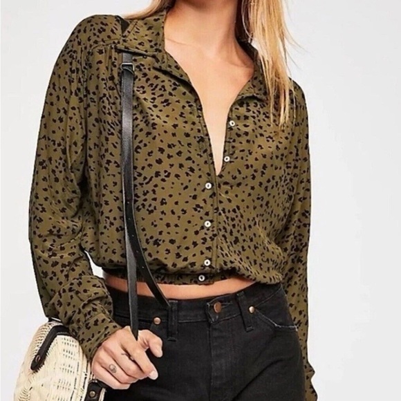 Free People Blouse Sz M Wishing Well Olive Green Spotted Animal Print Cropped - Picture 1 of 11